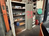 une grande porte ouverte au milieu d'une pièce