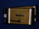 un sac marron muni d'une poignée noire, accroché à un mur bleu