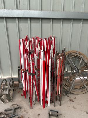 un tas de skis et de bâtons rouges et blancs devant un immeuble