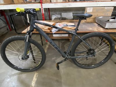 un vélo posé sur une table dans un garage