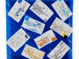 un morceau de papier bleu sur lequel sont dessinés des motifs