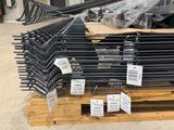un tas de tiges métalliques posées sur une palette dans un entrepôt