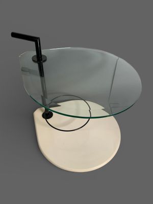 Desserte Le socle en bois laqué blanc, montants et poignées …