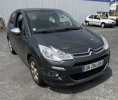 une petite voiture noire garée sur un parking