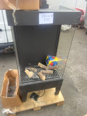 une photo d'un barbecue sur lequel est posée une caisse de bois