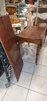 Une table à volets en noyer et une table à six pieds en acaj… (photo 3)