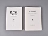 deux livres posés l'un à côté de l'autre sur une table