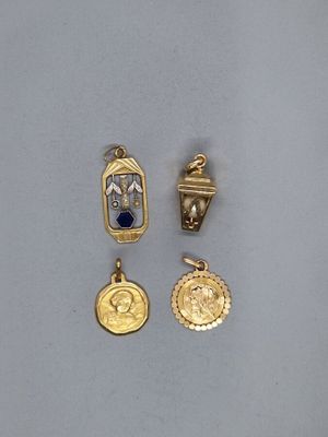 un ensemble de quatre pendentifs en or et saphir