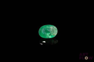 un gros plan d'une émeraude verte sur une surface noire