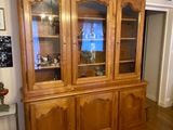un vaisselier en bois avec des portes vitrées dans un salon