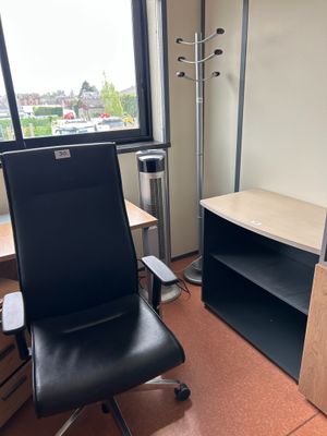 un grand bureau bois clair avec un meuble étagère , un caiss…