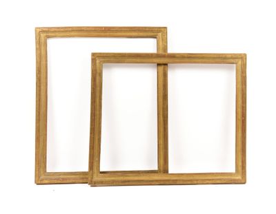 deux cadres en bois sur fond blanc, avec un fond blanc
