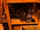 un tas d'appareils électroniques posés sur une étagère dans une pièce