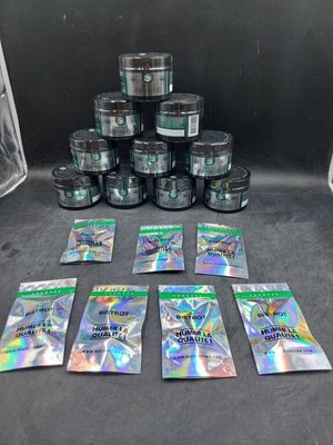 un tas de sachets de cannabis posés sur une table