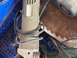 une photo d'une perceuse filaire posée sur un panier bleu