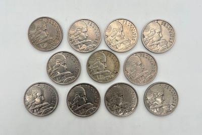 six types de pièces différents sur une surface blanche