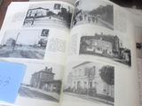 un livre ouvert posé sur une table
