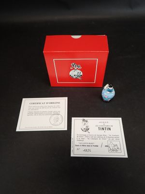 figurine de Mickey Mouse dans une boîte rouge sur laquelle figurent des instructions