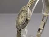 une photo d'une montre pour femme sertie de diamants