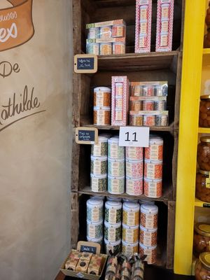 un présentoir d'épices et de condiments dans un magasin