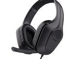 un gros plan sur un casque audio posé sur un support