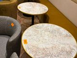 plusieurs chaises et tables dans une pièce équipée d'un canapé et d'une table