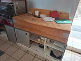un plan de travail de cuisine équipé d'un micro-ondes et d'un lave-vaisselle