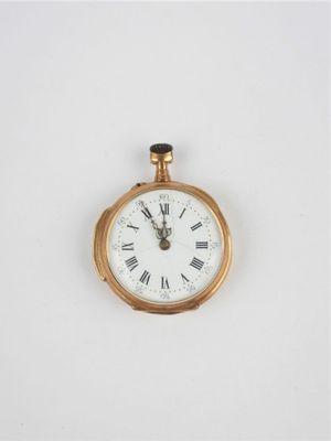une montre de poche en or avec des chiffres romains sur le cadran