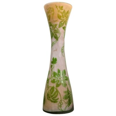 un vase orné d'un motif vert et blanc