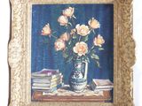 un tableau représentant des roses dans un vase, avec des livres posés sur une table