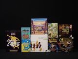 il y a beaucoup de jeux différents exposés sur la table