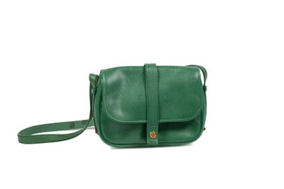 un sac à bandoulière en cuir vert sur fond blanc