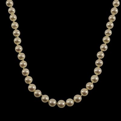 un collier de perles sur fond noir