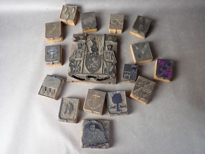 tout un tas de timbres posés sur une table