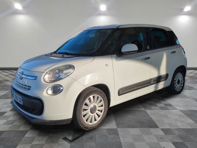 la petite voiture blanche est garée sur un carrelage à carreaux