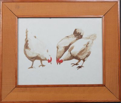 deux poulets qui se tiennent l'un à côté de l'autre