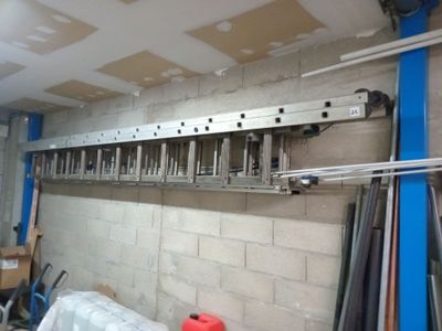 une photo d'une pièce où sont accrochés tout un tas d'outils au mur