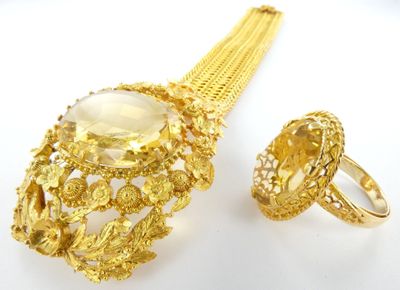 deux bijoux en or, dont une bague, un bracelet et une broche