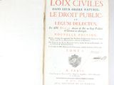 un livre ouvert sur une table, sur laquelle se trouve l'image d'un oiseau