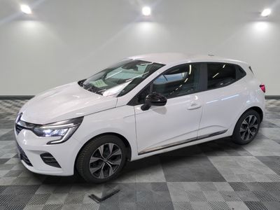 la voiture blanche est garée sur un sol en damier dans le garage