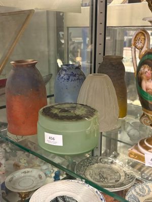 de nombreux vases et assiettes exposés dans une vitrine
