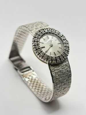 gros plan d'une montre-bracelet sur une surface blanche