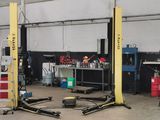 une photo d'un garage avec beaucoup d'outils sur le sol