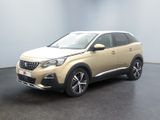 La voiture beige est garée dans une pièce au sol noir.