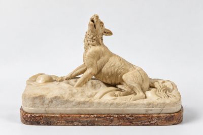une image représentant une sculpture de chien sur un rocher