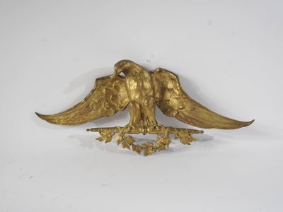 Aigle étendard en bronze à patine dorée aux ailes déployées …