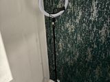 une photo d'une lampe annulaire placée dans un coin de la pièce