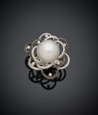 une bague en forme de fleur, sertie d'une perle blanche et de diamants