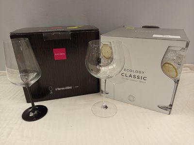 deux verres à vin posés l'un à côté de l'autre sur une table