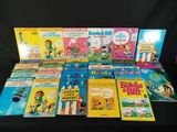 De nombreux livres pour enfants sont alignés sur une table noire.